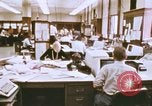 Standbild Die Verwendung von frühen Computern in der Zeitungsproduktion Detroit Michigan USA, 1974, aus Sekunde 11 historischem Filmmaterial Videoclip 65675021551