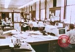 Standbild Die Verwendung von frühen Computern in der Zeitungsproduktion Detroit Michigan USA, 1974, aus Sekunde 14 historischem Filmmaterial Videoclip 65675021551