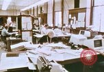 Standbild Die Verwendung von frühen Computern in der Zeitungsproduktion Detroit Michigan USA, 1974, aus Sekunde 15 historischem Filmmaterial Videoclip 65675021551