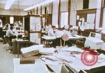 Standbild Die Verwendung von frühen Computern in der Zeitungsproduktion Detroit Michigan USA, 1974, aus Sekunde 16 historischem Filmmaterial Videoclip 65675021551