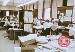 Standbild Die Verwendung von frühen Computern in der Zeitungsproduktion Detroit Michigan USA, 1974, aus Sekunde 17 historischem Filmmaterial Videoclip 65675021551