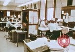 Standbild Die Verwendung von frühen Computern in der Zeitungsproduktion Detroit Michigan USA, 1974, aus Sekunde 18 historischem Filmmaterial Videoclip 65675021551