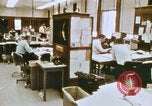 Standbild Die Verwendung von frühen Computern in der Zeitungsproduktion Detroit Michigan USA, 1974, aus Sekunde 19 historischem Filmmaterial Videoclip 65675021551