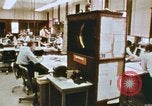 Standbild Die Verwendung von frühen Computern in der Zeitungsproduktion Detroit Michigan USA, 1974, aus Sekunde 21 historischem Filmmaterial Videoclip 65675021551
