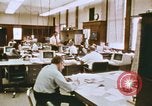 Standbild Die Verwendung von frühen Computern in der Zeitungsproduktion Detroit Michigan USA, 1974, aus Sekunde 24 historischem Filmmaterial Videoclip 65675021551