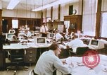 Standbild Die Verwendung von frühen Computern in der Zeitungsproduktion Detroit Michigan USA, 1974, aus Sekunde 25 historischem Filmmaterial Videoclip 65675021551