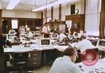 Standbild Die Verwendung von frühen Computern in der Zeitungsproduktion Detroit Michigan USA, 1974, aus Sekunde 26 historischem Filmmaterial Videoclip 65675021551