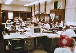 Standbild Die Verwendung von frühen Computern in der Zeitungsproduktion Detroit Michigan USA, 1974, aus Sekunde 27 historischem Filmmaterial Videoclip 65675021551