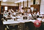 Standbild Die Verwendung von frühen Computern in der Zeitungsproduktion Detroit Michigan USA, 1974, aus Sekunde 28 historischem Filmmaterial Videoclip 65675021551