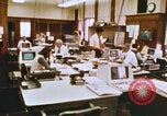 Standbild Die Verwendung von frühen Computern in der Zeitungsproduktion Detroit Michigan USA, 1974, aus Sekunde 29 historischem Filmmaterial Videoclip 65675021551