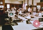 Standbild Die Verwendung von frühen Computern in der Zeitungsproduktion Detroit Michigan USA, 1974, aus Sekunde 30 historischem Filmmaterial Videoclip 65675021551