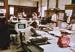 Standbild Die Verwendung von frühen Computern in der Zeitungsproduktion Detroit Michigan USA, 1974, aus Sekunde 31 historischem Filmmaterial Videoclip 65675021551