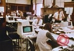 Standbild Die Verwendung von frühen Computern in der Zeitungsproduktion Detroit Michigan USA, 1974, aus Sekunde 33 historischem Filmmaterial Videoclip 65675021551