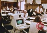 Standbild Die Verwendung von frühen Computern in der Zeitungsproduktion Detroit Michigan USA, 1974, aus Sekunde 34 historischem Filmmaterial Videoclip 65675021551