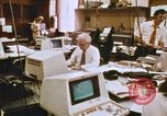 Standbild Die Verwendung von frühen Computern in der Zeitungsproduktion Detroit Michigan USA, 1974, aus Sekunde 35 historischem Filmmaterial Videoclip 65675021551