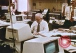 Standbild Die Verwendung von frühen Computern in der Zeitungsproduktion Detroit Michigan USA, 1974, aus Sekunde 36 historischem Filmmaterial Videoclip 65675021551