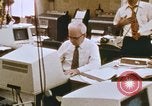 Standbild Die Verwendung von frühen Computern in der Zeitungsproduktion Detroit Michigan USA, 1974, aus Sekunde 37 historischem Filmmaterial Videoclip 65675021551