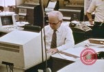 Standbild Die Verwendung von frühen Computern in der Zeitungsproduktion Detroit Michigan USA, 1974, aus Sekunde 38 historischem Filmmaterial Videoclip 65675021551