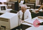 Standbild Die Verwendung von frühen Computern in der Zeitungsproduktion Detroit Michigan USA, 1974, aus Sekunde 39 historischem Filmmaterial Videoclip 65675021551