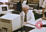 Standbild Die Verwendung von frühen Computern in der Zeitungsproduktion Detroit Michigan USA, 1974, aus Sekunde 40 historischem Filmmaterial Videoclip 65675021551