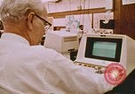 Standbild Die Verwendung von frühen Computern in der Zeitungsproduktion Detroit Michigan USA, 1974, aus Sekunde 41 historischem Filmmaterial Videoclip 65675021551