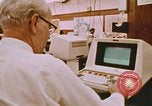 Standbild Die Verwendung von frühen Computern in der Zeitungsproduktion Detroit Michigan USA, 1974, aus Sekunde 42 historischem Filmmaterial Videoclip 65675021551