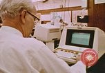Standbild Die Verwendung von frühen Computern in der Zeitungsproduktion Detroit Michigan USA, 1974, aus Sekunde 43 historischem Filmmaterial Videoclip 65675021551