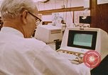 Standbild Die Verwendung von frühen Computern in der Zeitungsproduktion Detroit Michigan USA, 1974, aus Sekunde 44 historischem Filmmaterial Videoclip 65675021551