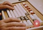 Standbild Die Verwendung von frühen Computern in der Zeitungsproduktion Detroit Michigan USA, 1974, aus Sekunde 51 historischem Filmmaterial Videoclip 65675021551
