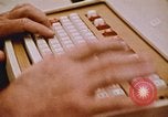 Standbild Die Verwendung von frühen Computern in der Zeitungsproduktion Detroit Michigan USA, 1974, aus Sekunde 52 historischem Filmmaterial Videoclip 65675021551