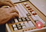 Standbild Die Verwendung von frühen Computern in der Zeitungsproduktion Detroit Michigan USA, 1974, aus Sekunde 53 historischem Filmmaterial Videoclip 65675021551