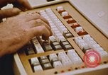 Standbild Die Verwendung von frühen Computern in der Zeitungsproduktion Detroit Michigan USA, 1974, aus Sekunde 54 historischem Filmmaterial Videoclip 65675021551