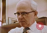 Standbild Die Verwendung von frühen Computern in der Zeitungsproduktion Detroit Michigan USA, 1974, aus Sekunde 60 historischem Filmmaterial Videoclip 65675021551