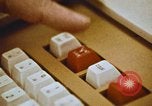Standbild Die Verwendung von frühen Computern in der Zeitungsproduktion Detroit Michigan USA, 1974, aus Sekunde 61 historischem Filmmaterial Videoclip 65675021551