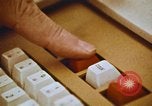 Standbild Die Verwendung von frühen Computern in der Zeitungsproduktion Detroit Michigan USA, 1974, aus Sekunde 62 historischem Filmmaterial Videoclip 65675021551