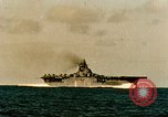 Standbild USS Yorktown CV-10 Schlacht von Kwajalein Zweiten Weltkrieg Kwajalein Insel Inseln Marshall, 1944, aus Sekunde 27 historischem Filmmaterial Videoclip 65675021559