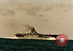 Standbild USS Yorktown CV-10 Schlacht von Kwajalein Zweiten Weltkrieg Kwajalein Insel Inseln Marshall, 1944, aus Sekunde 28 historischem Filmmaterial Videoclip 65675021559