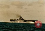Standbild USS Yorktown CV-10 Schlacht von Kwajalein Zweiten Weltkrieg Kwajalein Insel Inseln Marshall, 1944, aus Sekunde 29 historischem Filmmaterial Videoclip 65675021559