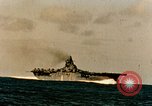 Standbild USS Yorktown CV-10 Schlacht von Kwajalein Zweiten Weltkrieg Kwajalein Insel Inseln Marshall, 1944, aus Sekunde 30 historischem Filmmaterial Videoclip 65675021559