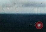 Standbild USS Yorktown CV-10 Schlacht von Kwajalein Zweiten Weltkrieg Kwajalein Insel Inseln Marshall, 1944, aus Sekunde 49 historischem Filmmaterial Videoclip 65675021559