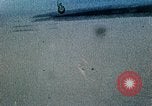 Standbild USS Yorktown CV-10 Schlacht von Kwajalein Zweiten Weltkrieg Kwajalein Insel Inseln Marshall, 1944, aus Sekunde 55 historischem Filmmaterial Videoclip 65675021559