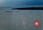 Standbild USS Yorktown CV-10 Schlacht von Kwajalein Zweiten Weltkrieg Kwajalein Insel Inseln Marshall, 1944, aus Sekunde 56 historischem Filmmaterial Videoclip 65675021559
