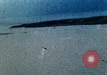 Standbild USS Yorktown CV-10 Schlacht von Kwajalein Zweiten Weltkrieg Kwajalein Insel Inseln Marshall, 1944, aus Sekunde 57 historischem Filmmaterial Videoclip 65675021559