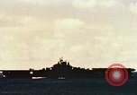 Immagine di USS Yorktown con task group 581 seconda guerra mondiale Truk Isole Caroline, 1944, secondo 18 filmato di repertorio 65675021560