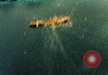 Immagine di Feriti US Navy piloti di atterraggio sulla USS Yorktown seconda guerra mondiale Truk Isole Caroline, 1944, secondo 3 filmato di repertorio 65675021561