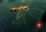 Immagine di Feriti US Navy piloti di atterraggio sulla USS Yorktown seconda guerra mondiale Truk Isole Caroline, 1944, secondo 4 filmato di repertorio 65675021561