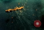 Immagine di Feriti US Navy piloti di atterraggio sulla USS Yorktown seconda guerra mondiale Truk Isole Caroline, 1944, secondo 5 filmato di repertorio 65675021561