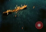 Immagine di Feriti US Navy piloti di atterraggio sulla USS Yorktown seconda guerra mondiale Truk Isole Caroline, 1944, secondo 8 filmato di repertorio 65675021561