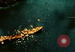 Immagine di Feriti US Navy piloti di atterraggio sulla USS Yorktown seconda guerra mondiale Truk Isole Caroline, 1944, secondo 10 filmato di repertorio 65675021561