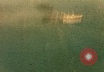 Immagine di Feriti US Navy piloti di atterraggio sulla USS Yorktown seconda guerra mondiale Truk Isole Caroline, 1944, secondo 12 filmato di repertorio 65675021561